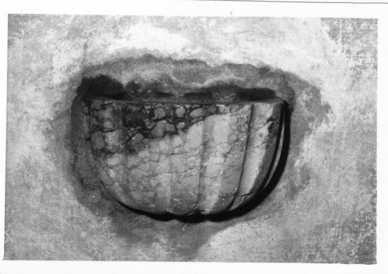 acquasantiera - a conchiglia - bottega reggiana (sec. XVIII)