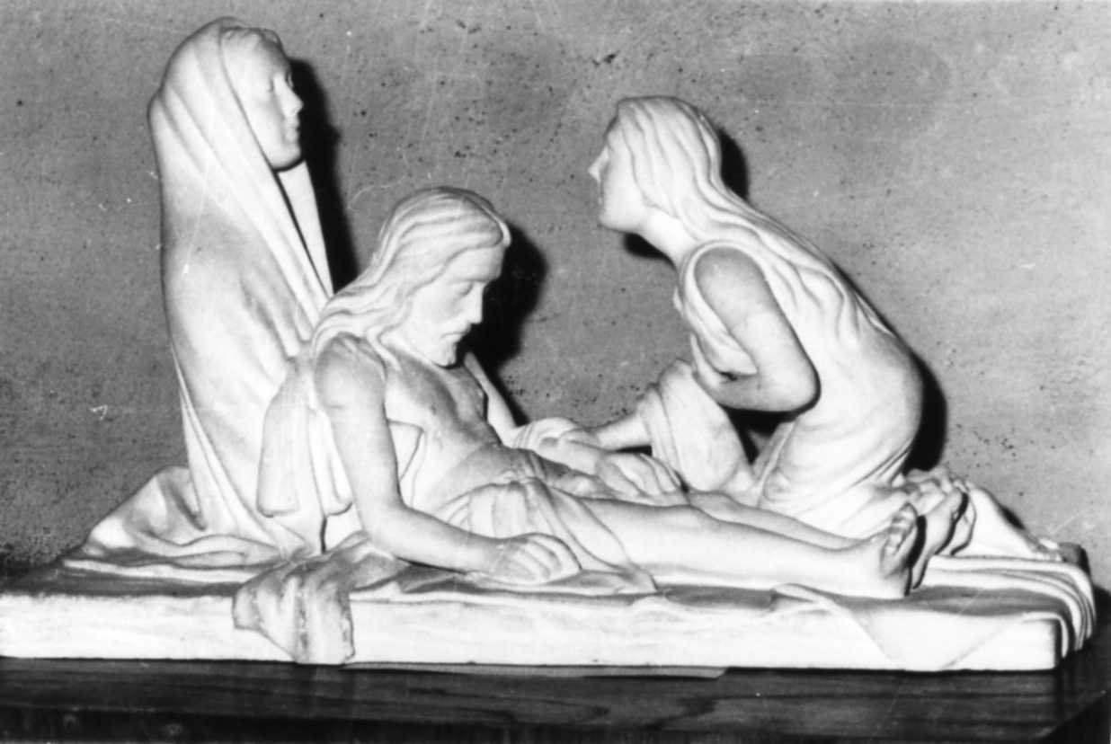 Cristo deposto dalla croce (gruppo scultoreo) di Sologni Francesco (primo quarto sec. XX)