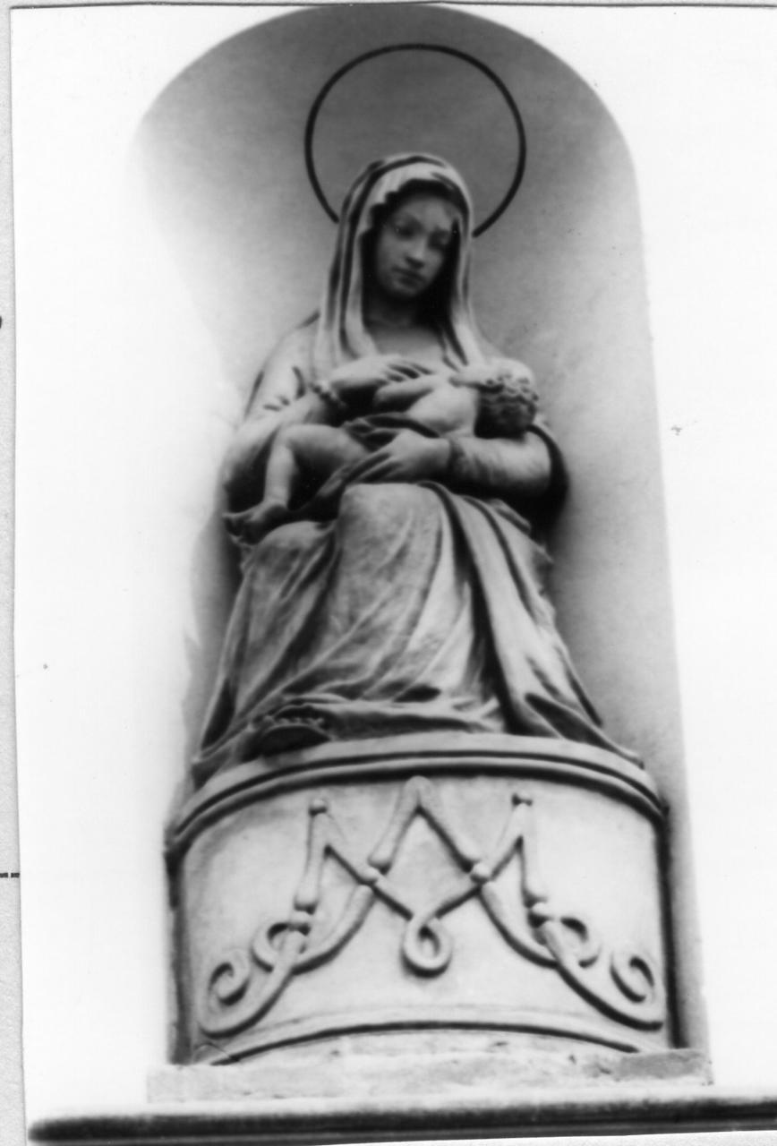 Madonna con Bambino (statua) di Mozzali Andrea (sec. XX)