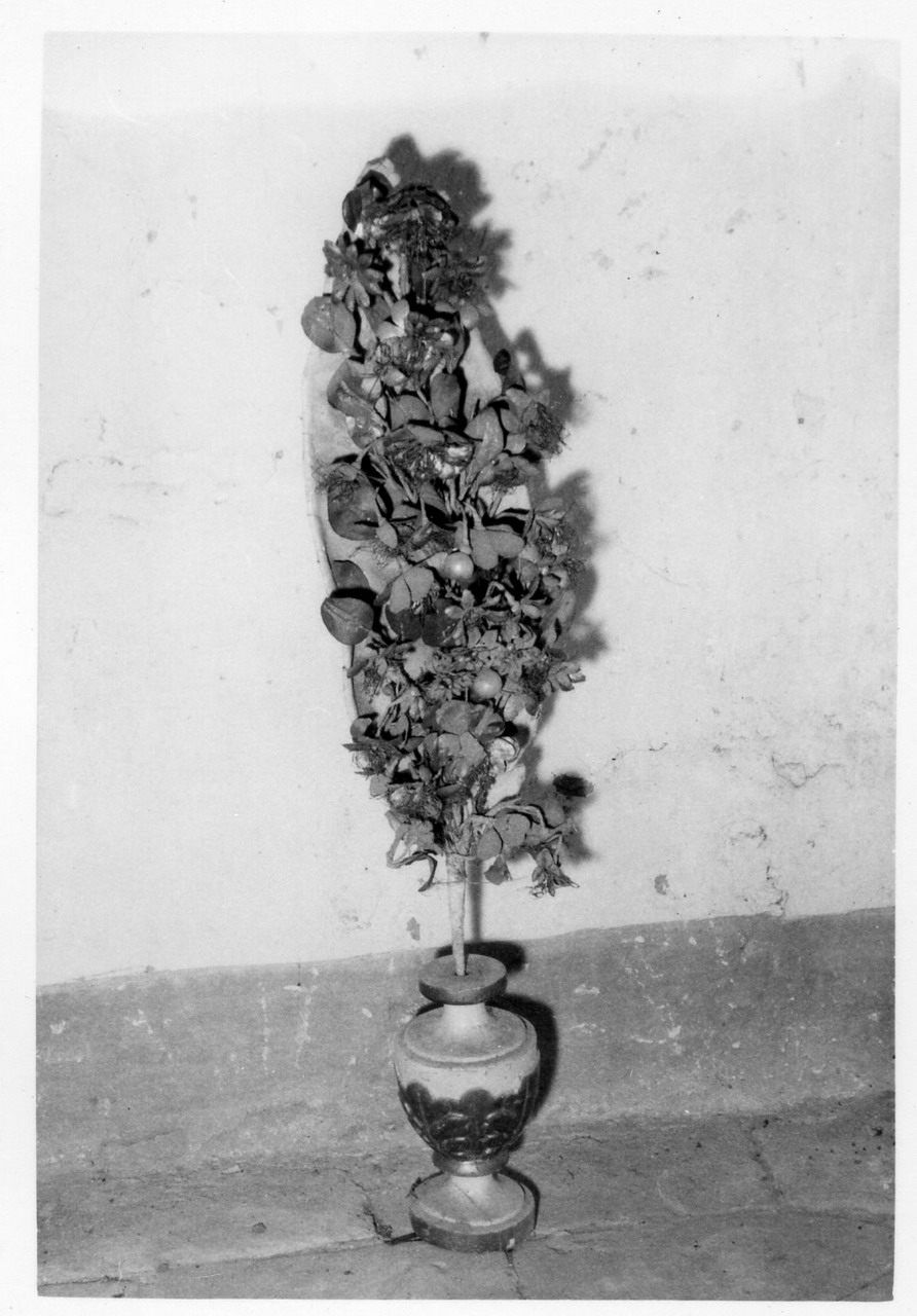 vaso d'altare con composizione floreale, serie - bottega reggiana (sec. XIX)