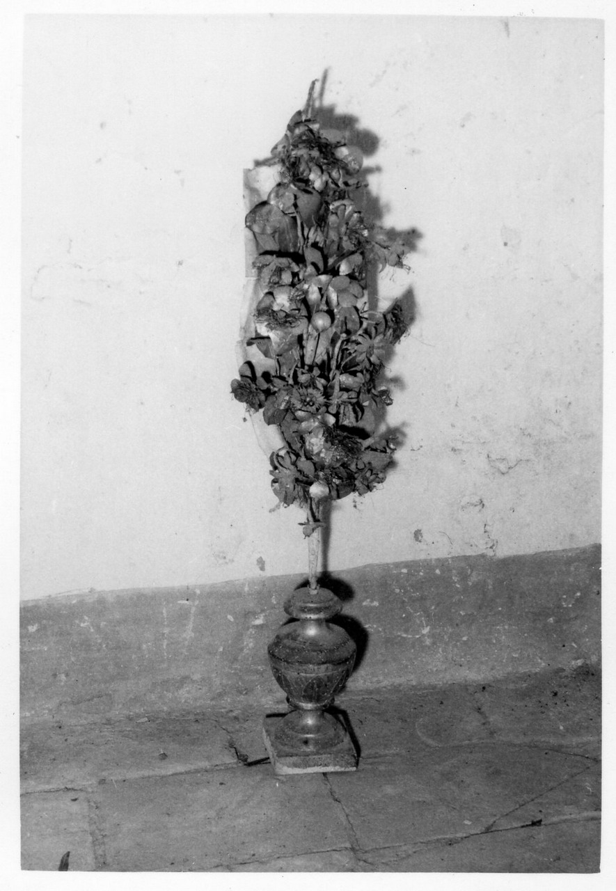 motivi decorativi vegetali (vaso d'altare con composizione floreale, serie) - bottega reggiana (inizio sec. XIX)