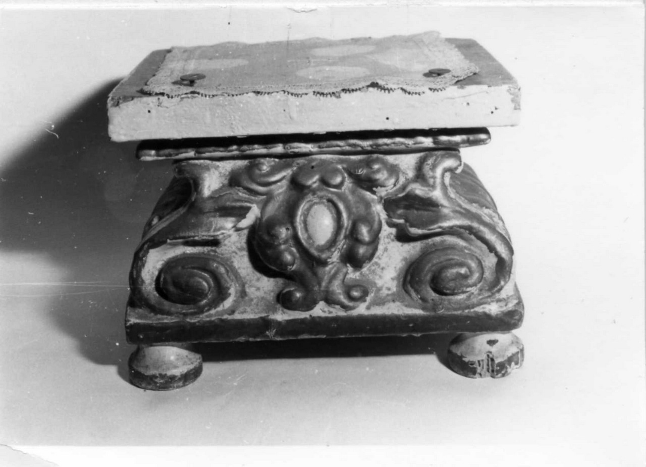 motivi decorativi a volute (base di ostensorio) - bottega emiliana (fine/inizio secc. XVII/ XVIII)