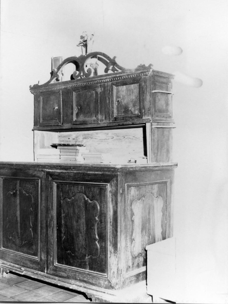 mobile da sacrestia con alzata - bottega reggiana (fine/inizio secc. XVII/ XVIII)