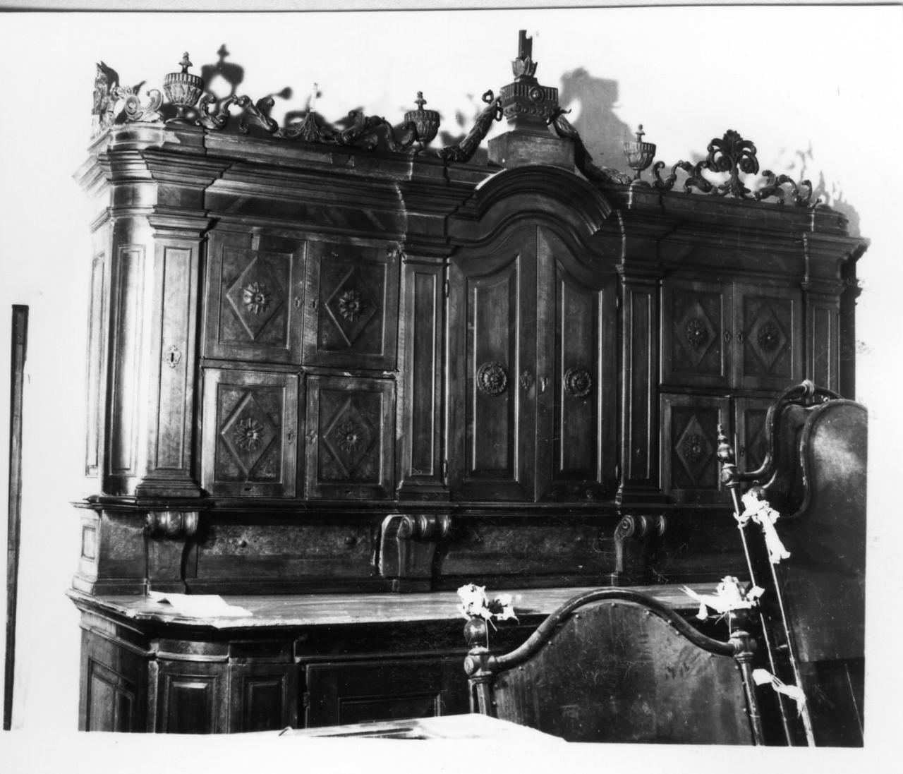 mobile a due corpi - bottega emiliana (seconda metà sec. XVIII)