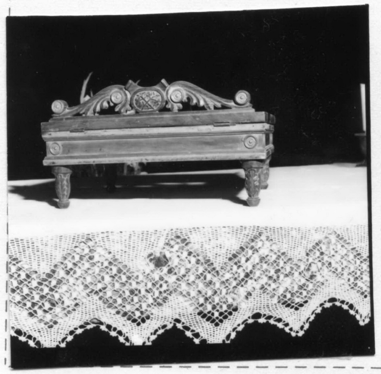 motivo decorativo a volute (leggio) - bottega emiliana (sec. XIX)