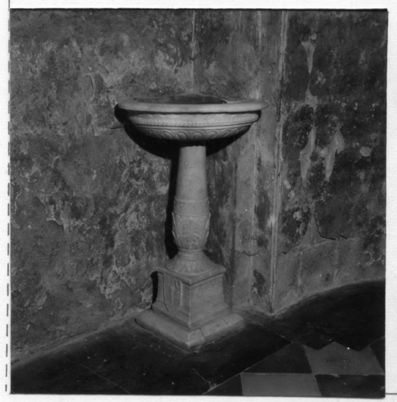 motivi decorativi vegetali (acquasantiera) - bottega reggiana (inizio sec. XVI)