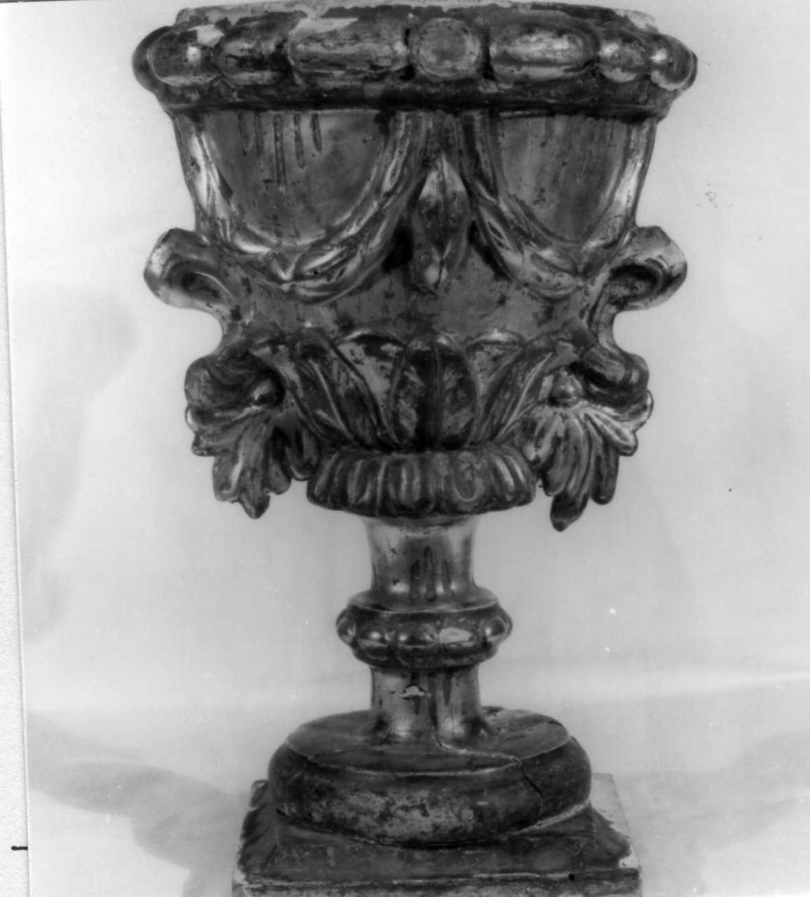 vaso d'altare con composizione floreale - bottega reggiana (prima metà sec. XIX)