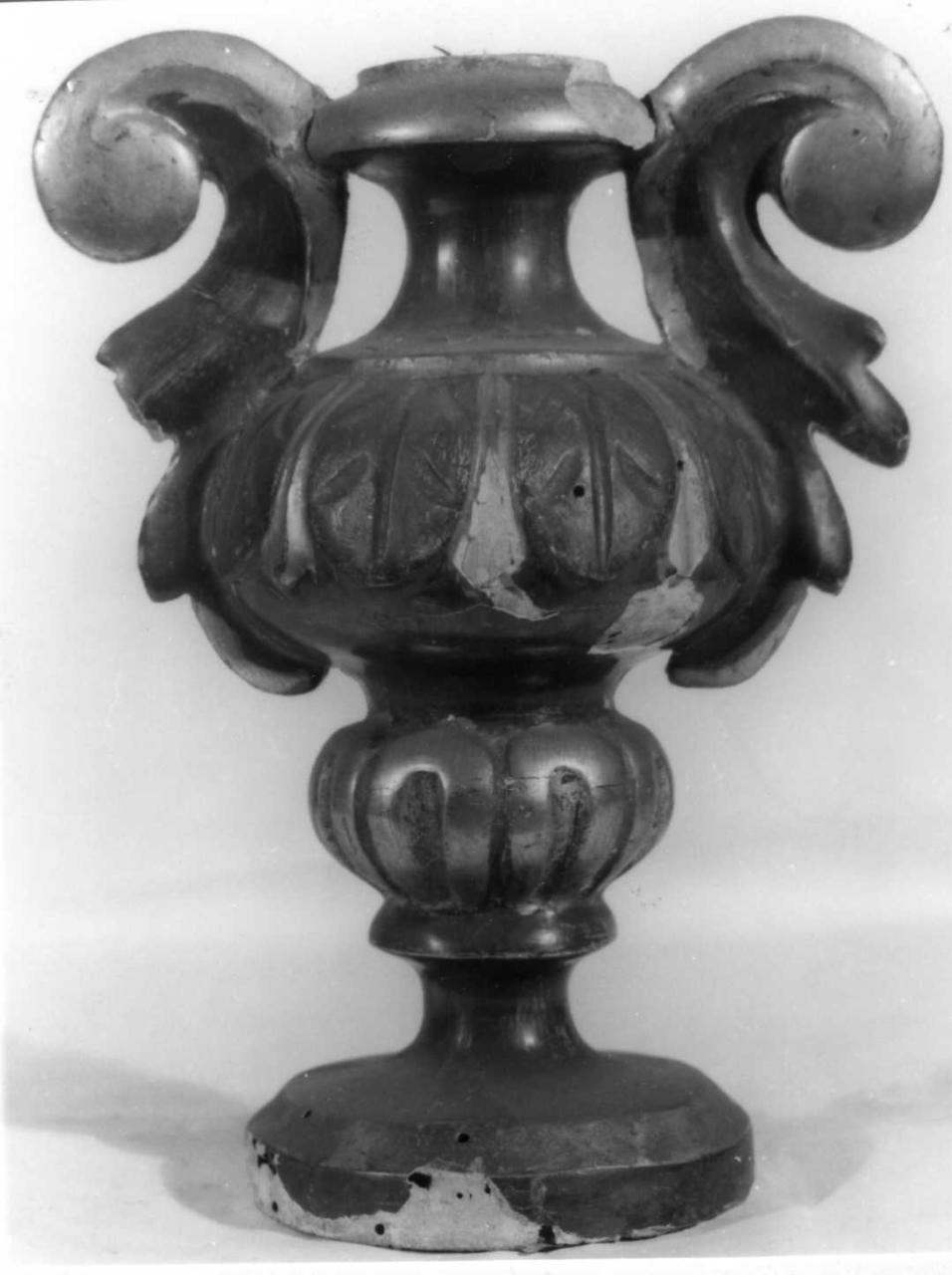 vaso d'altare con composizione floreale - bottega reggiana (seconda metà sec. XVIII)