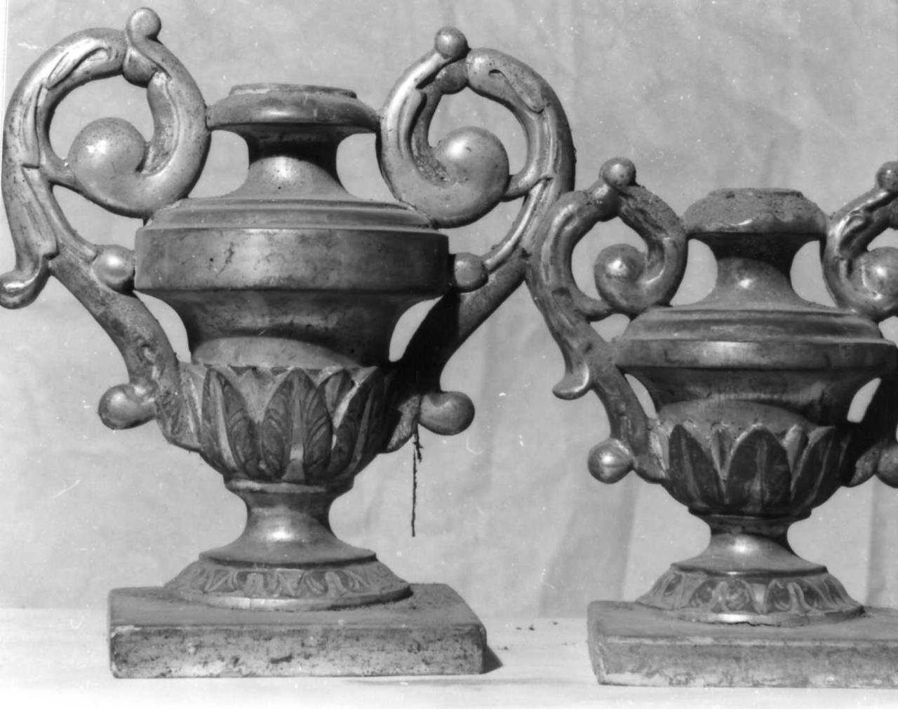 vaso d'altare con composizione floreale, serie - bottega emiliana (metà sec. XIX)