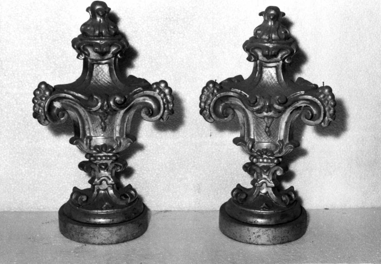 vaso d'altare con composizione floreale, serie - bottega reggiana (sec. XVIII)