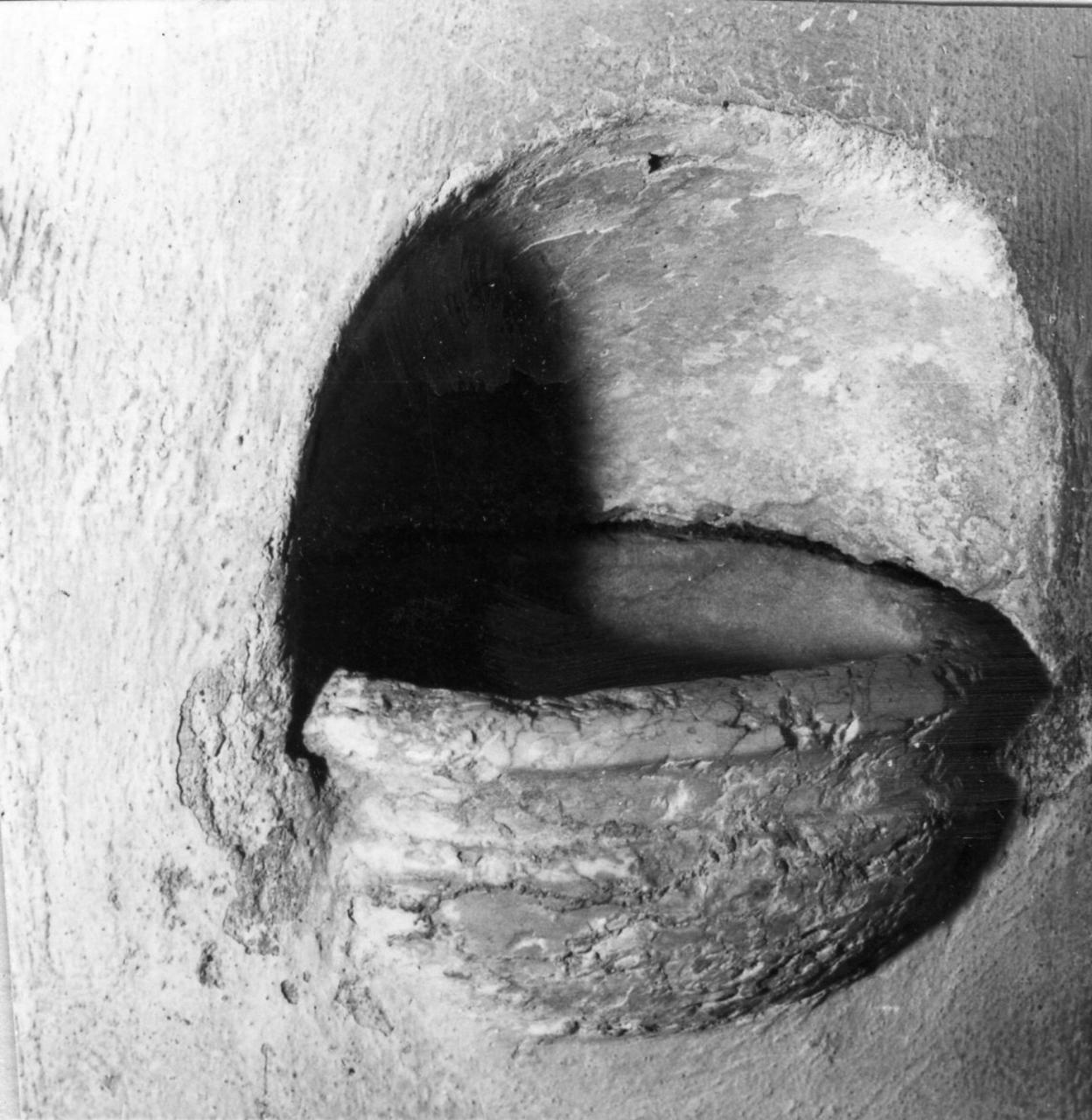 acquasantiera da parete - bottega emiliana (fine/inizio secc. XVII/ XVIII)