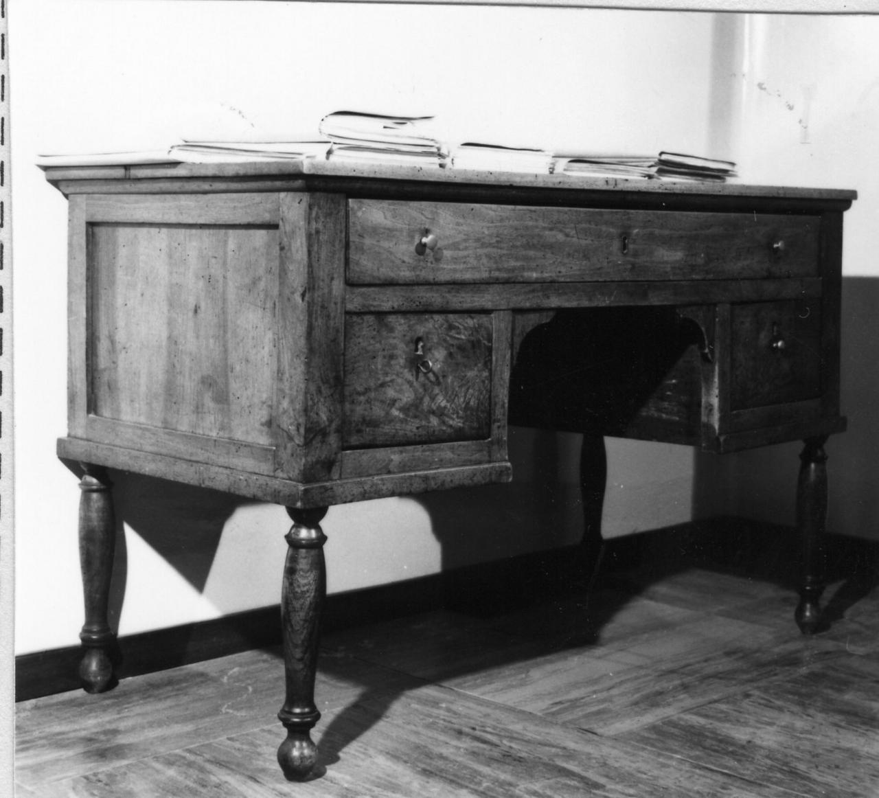 scrivania - bottega carpigiana (seconda metà sec. XIX)