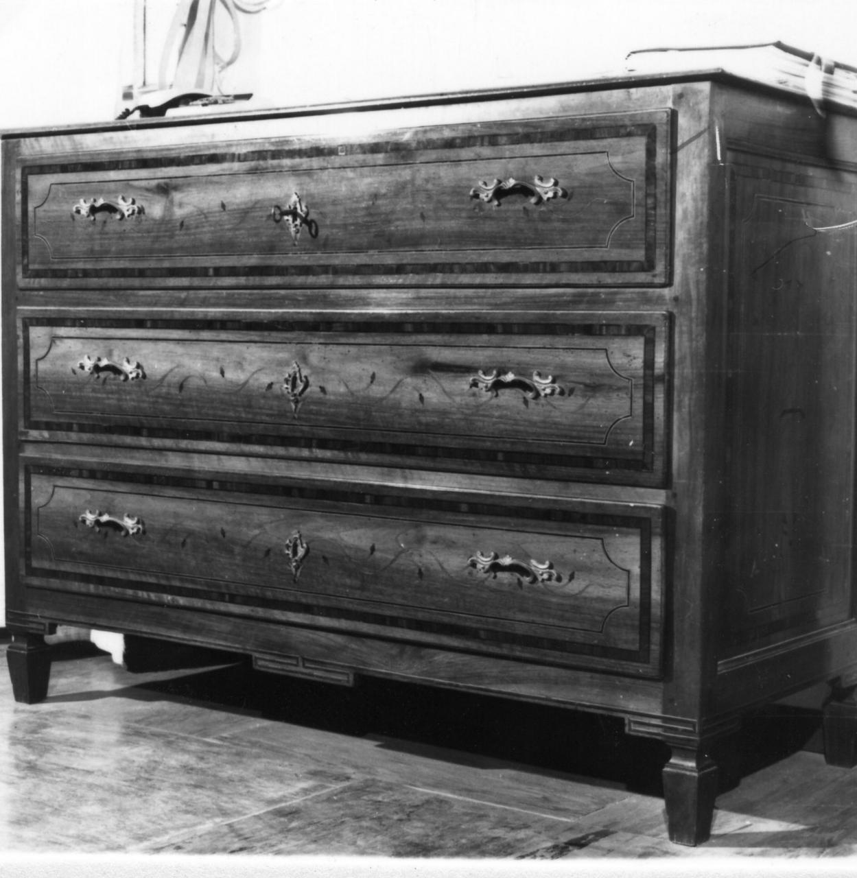 cassettone - bottega emiliana (fine sec. XVIII)