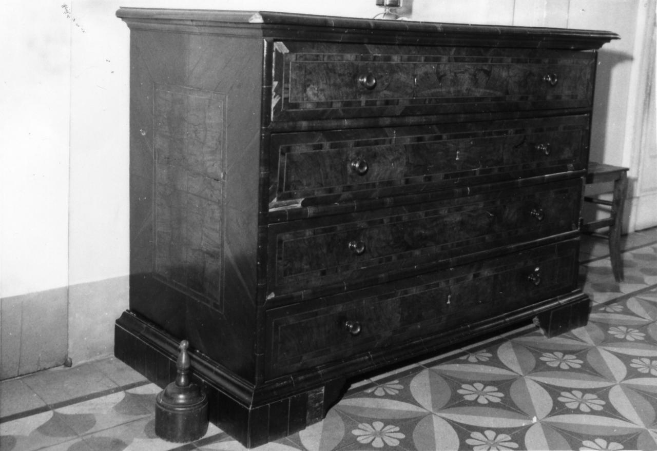 cassettone - bottega emiliana (prima metà sec. XVIII)