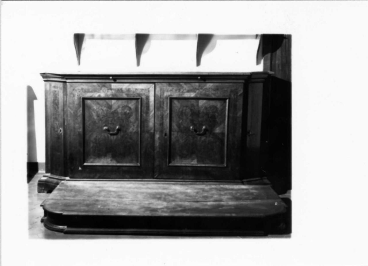credenza - bottega emiliana (prima metà sec. XVIII)