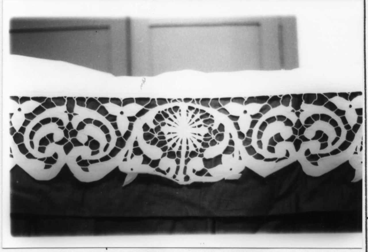 motivo decorativo floreale (tovaglia d'altare, serie) - manifattura italiana (primo quarto sec. XX)