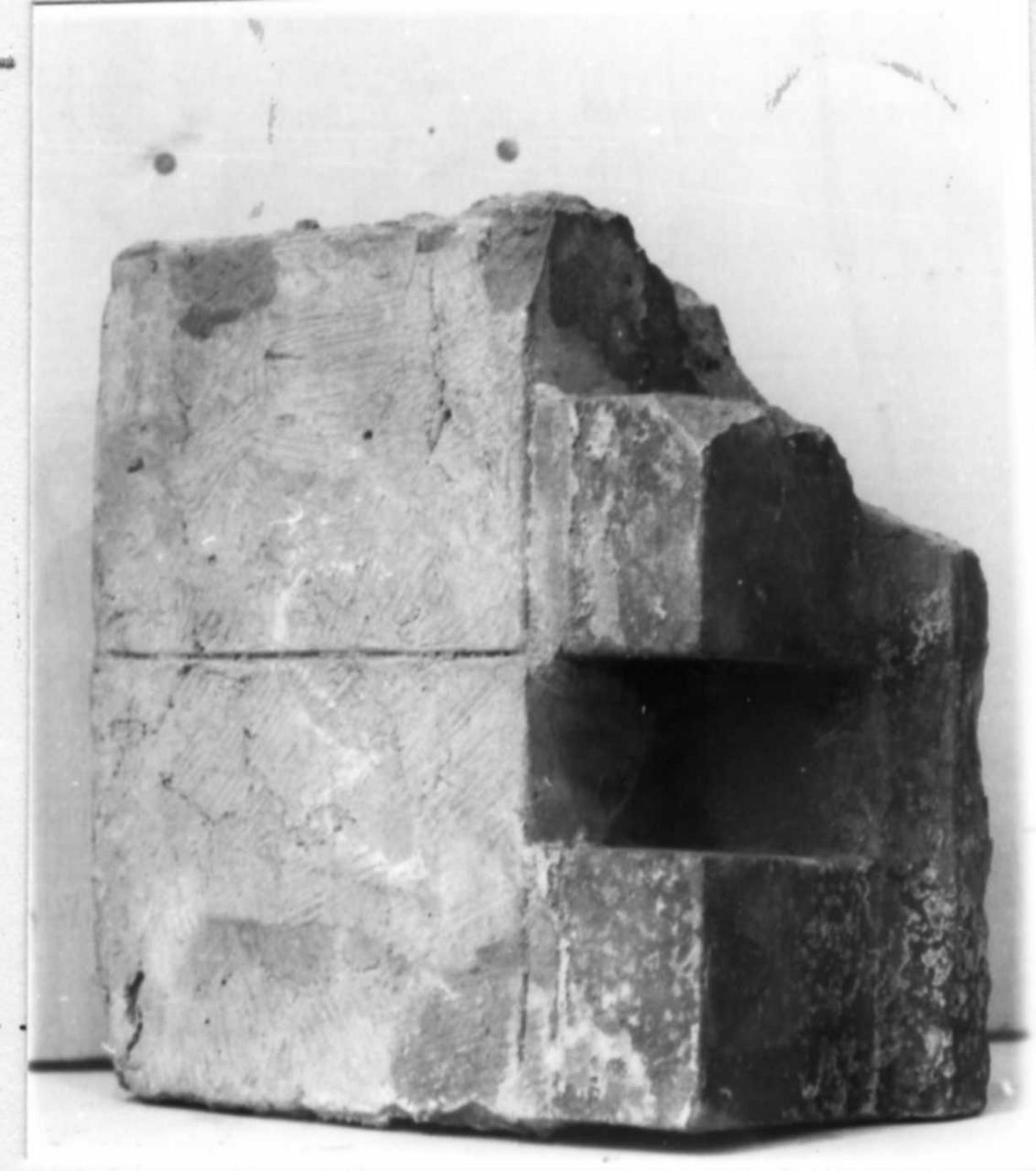 cornicione, frammento - bottega carpigiana (inizio sec. XVI)