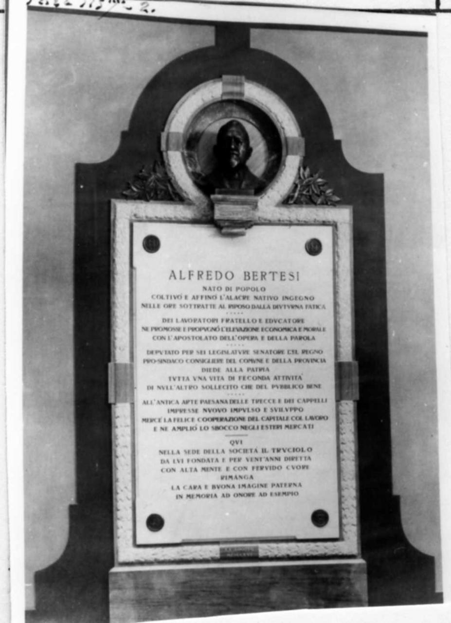 lapide commemorativa di Lugli Salesio (attribuito) (sec. XX)