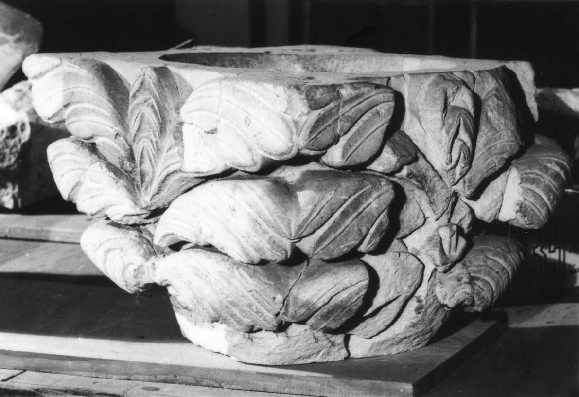capitello, elemento d'insieme - bottega emiliana (fine/inizio secc. XI/ XII)