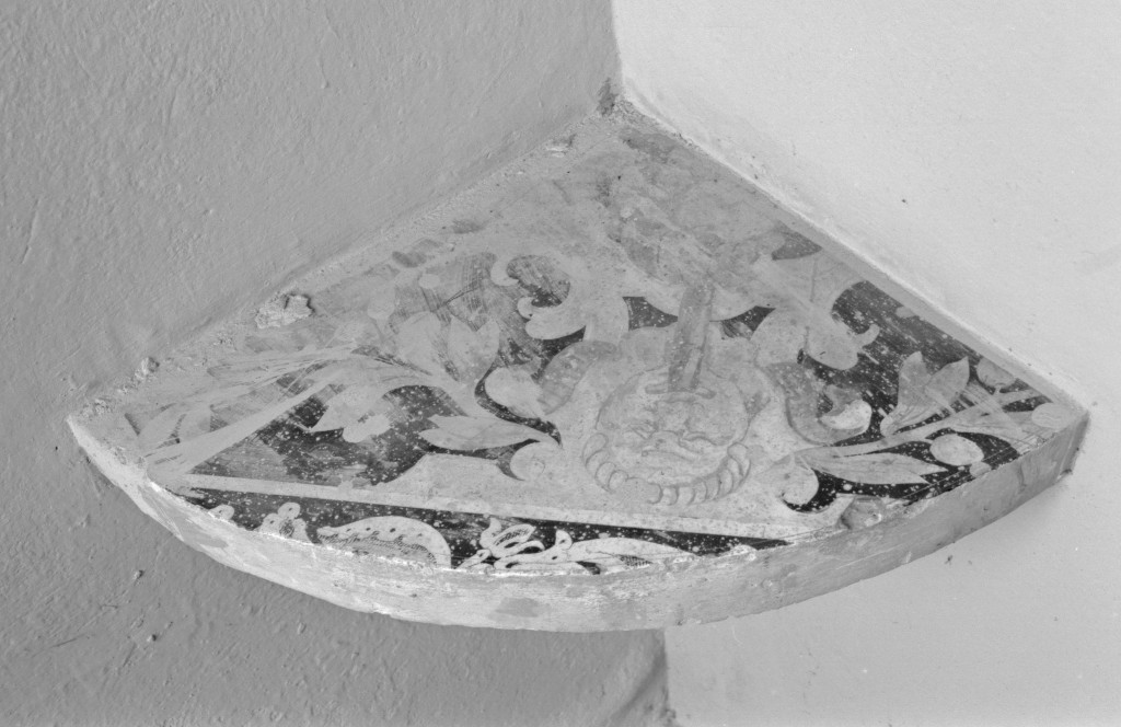motivi decorativi a volute e grottesca (mensola) - manifattura carpigiana (prima metà sec. XVII)
