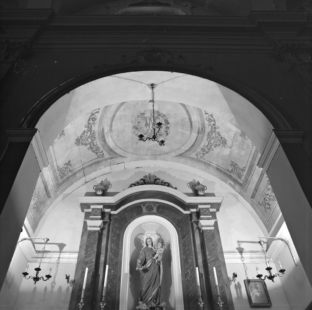 motivi decorativi a volute; monogramma mariano (decorazione pittorica) - ambito emiliano (seconda metà sec. XIX)