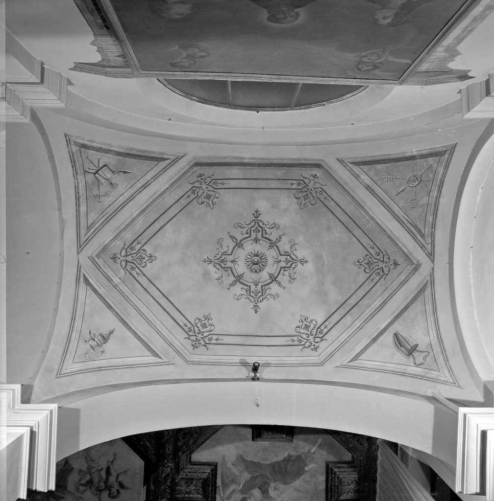 motivi decorativi a volute vegetali, simboli e arredi liturgici (soffitto dipinto) - ambito emiliano (inizio sec. XX)
