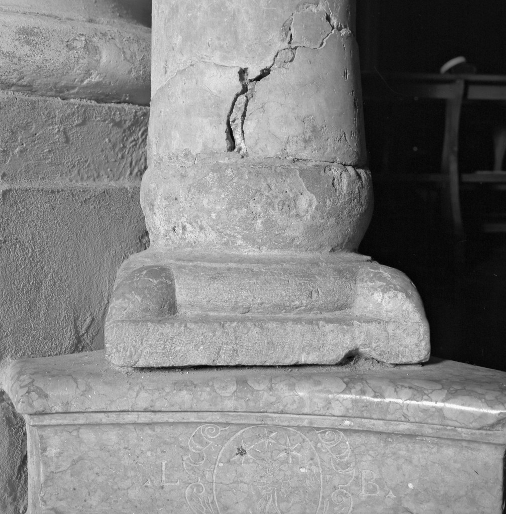 base di colonna, frammento - manifattura emiliana (sec. XVI)