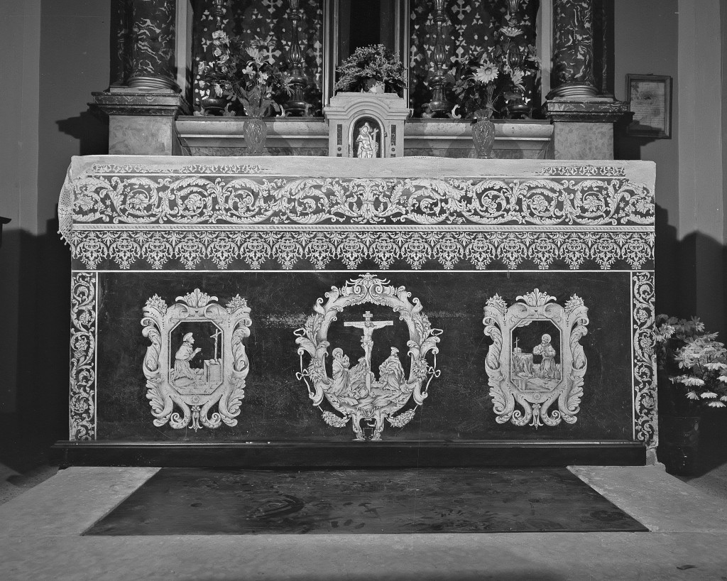 crocifissione di Cristo con San Francesco e San Carlo Borromeo (paliotto) di Gavignani Giovanni (seconda metà sec. XVII)