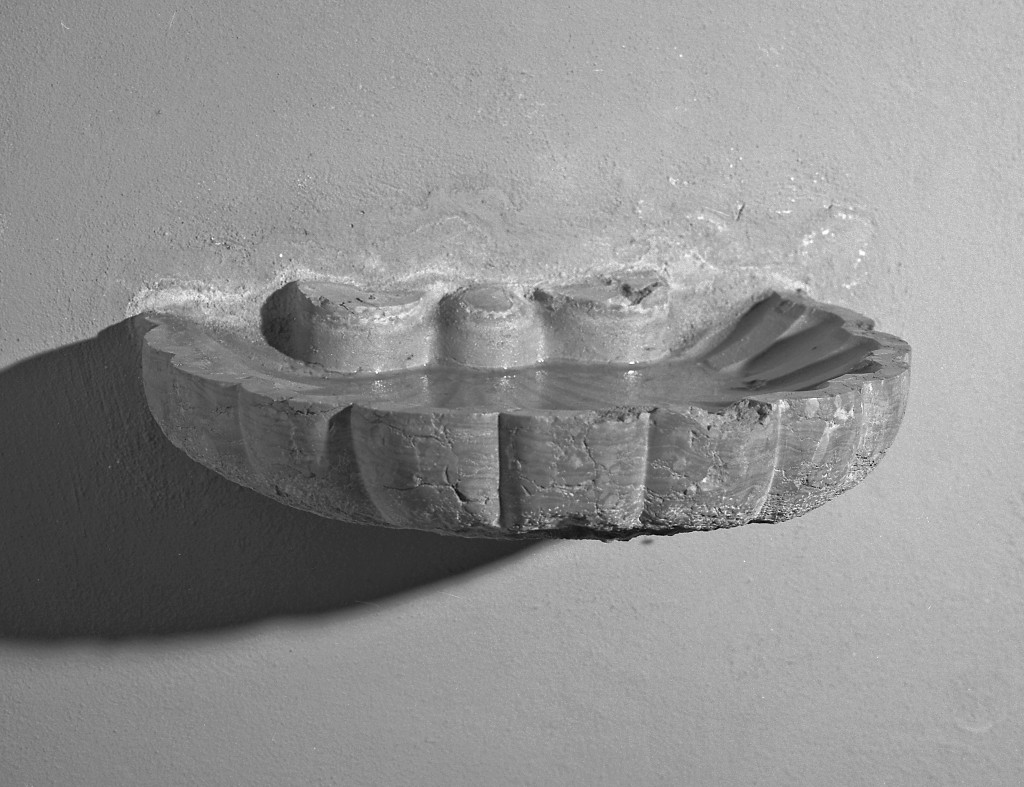 acquasantiera da parete - manifattura emiliana (seconda metà sec. XVIII)