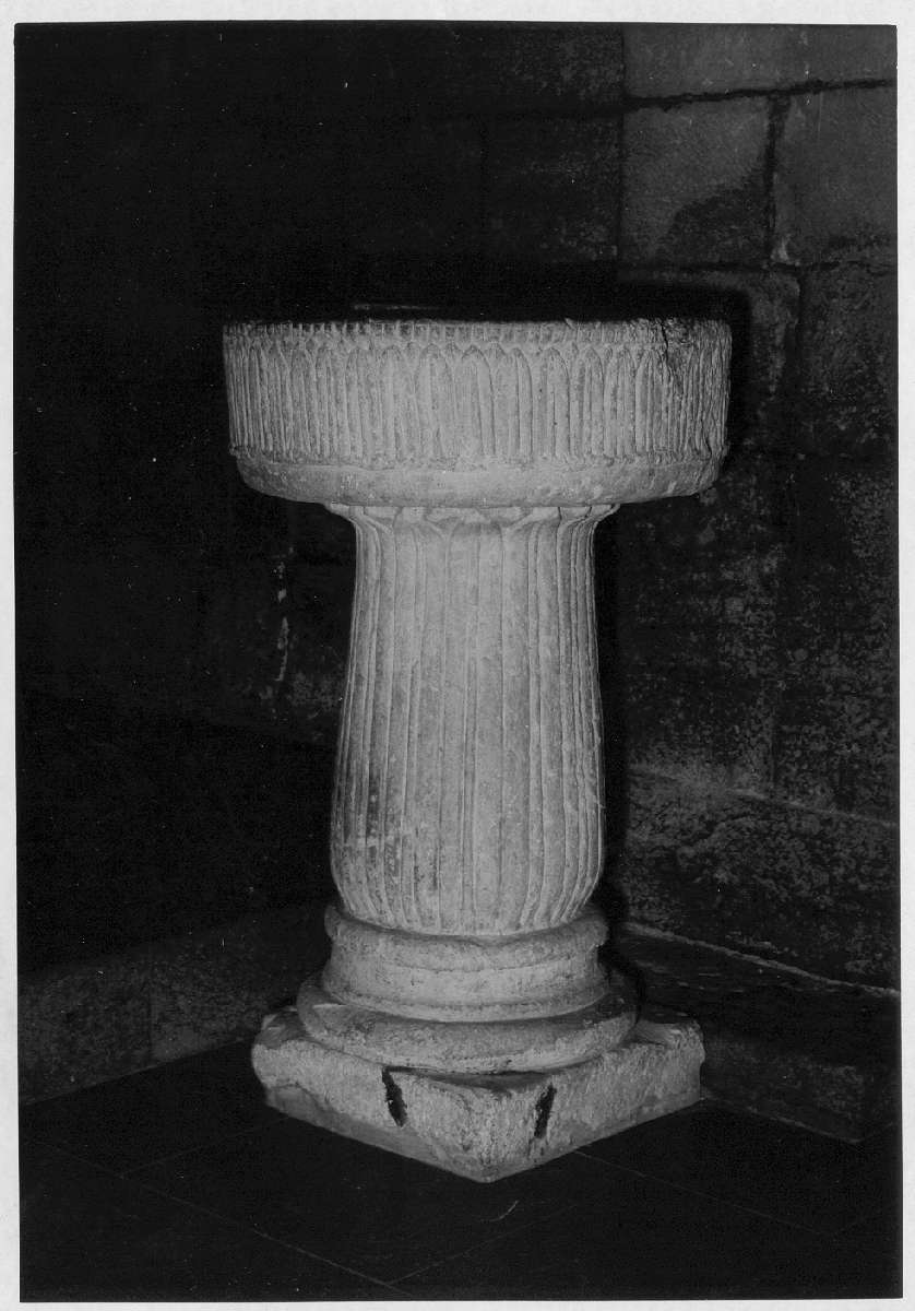 acquasantiera - a fusto - manifattura Italia meridionale (sec. XII)