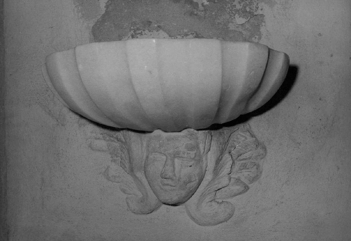 acquasantiera - a conchiglia - manifattura modenese (metà sec. XVIII)