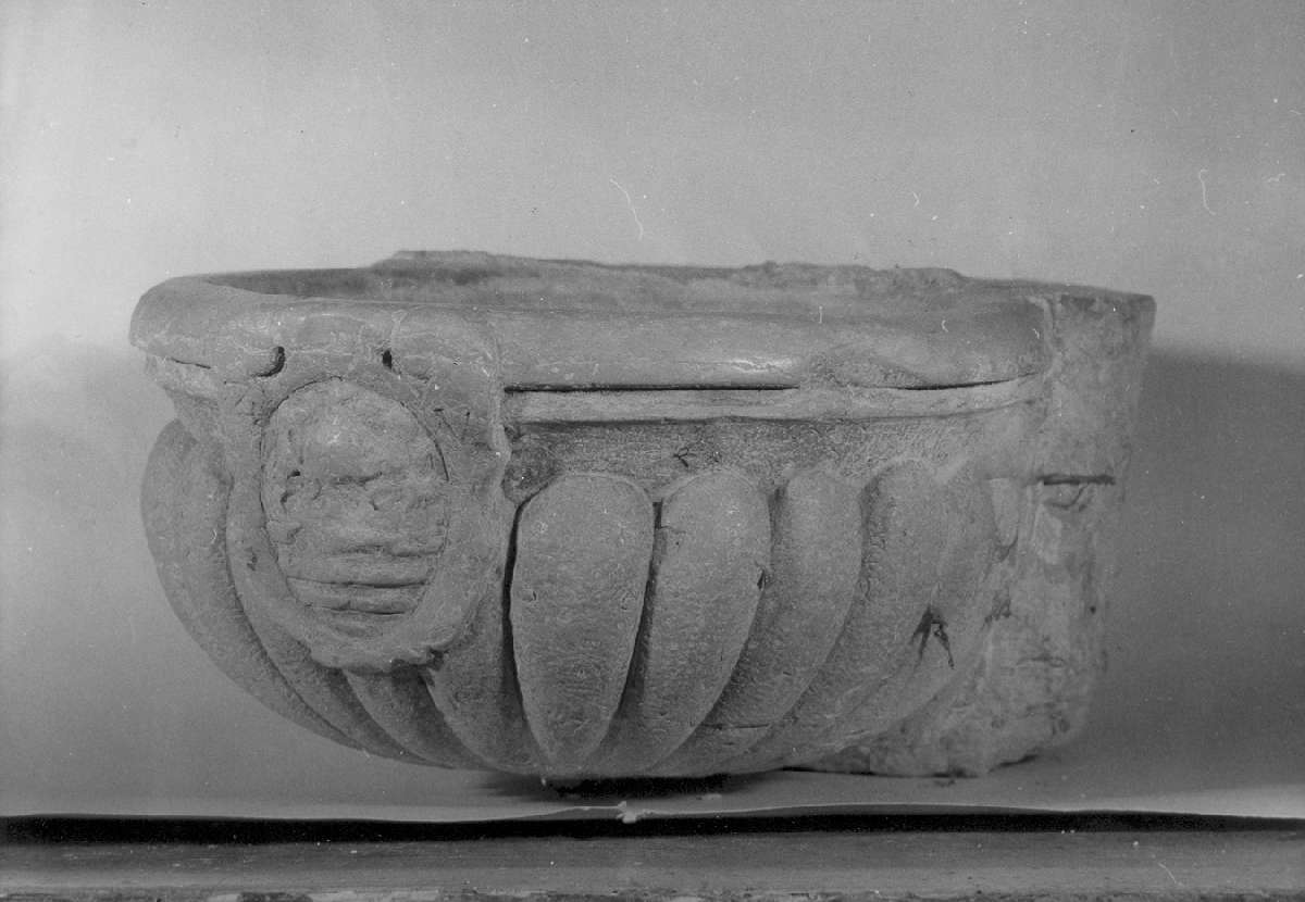 acquasantiera - manifattura modenese (prima metà sec. XVII)