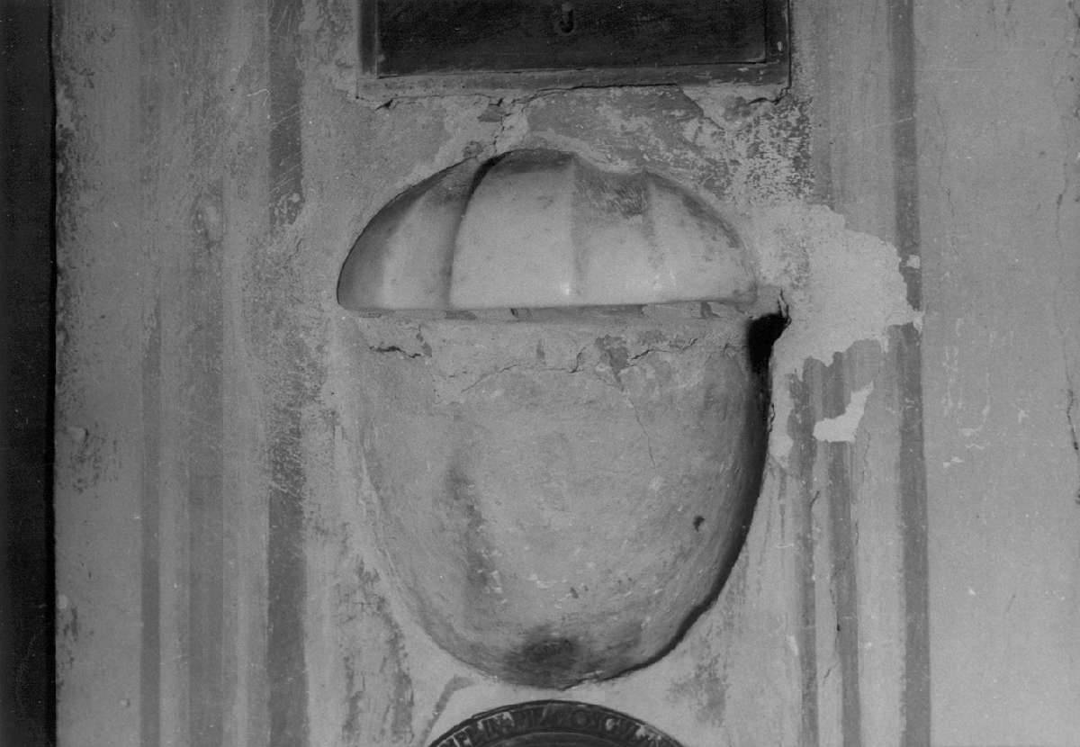 acquasantiera - a conchiglia, serie - manifattura emiliana (sec. XVII)