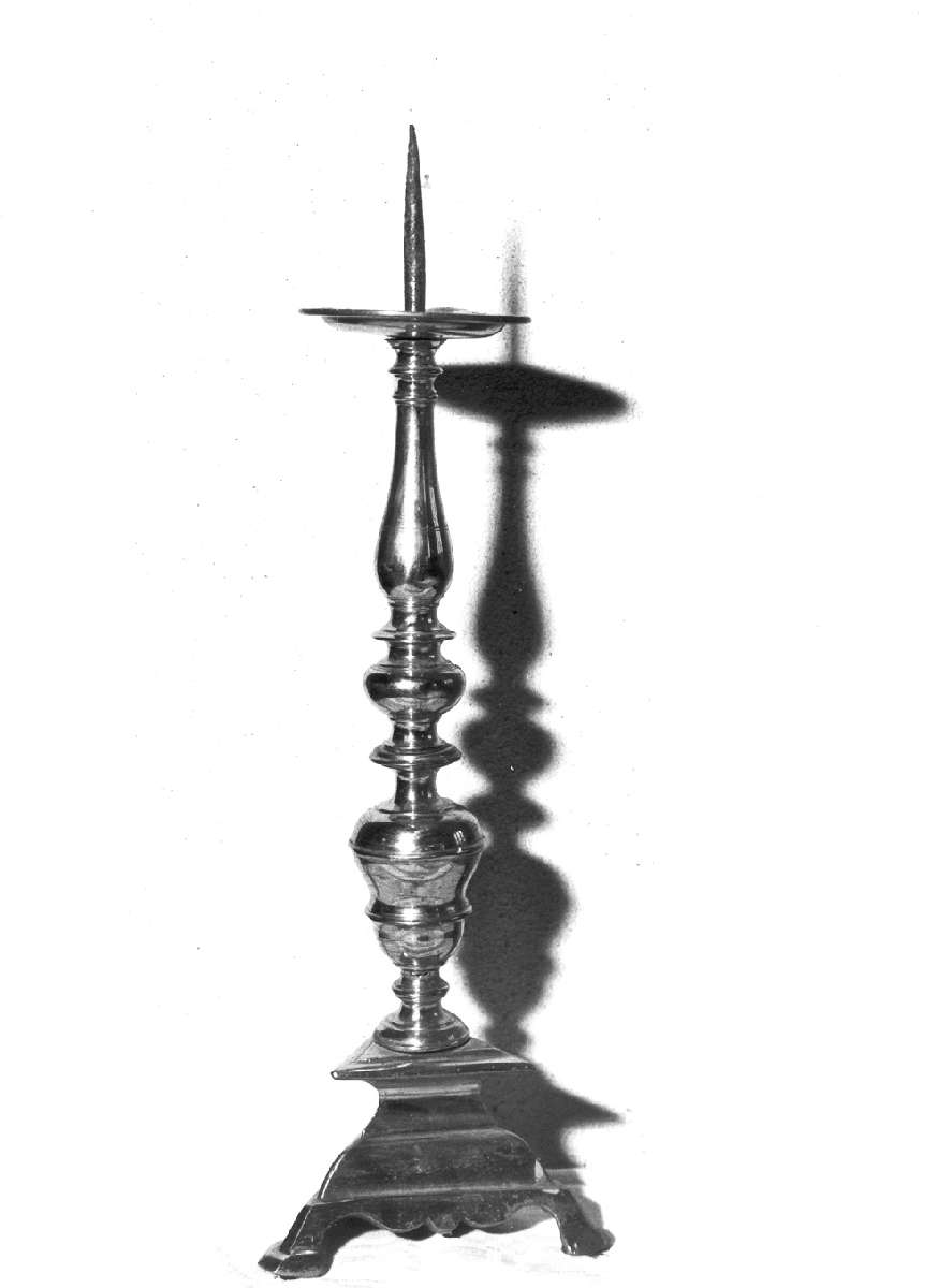 candeliere d'altare, serie - manifattura reggiana (sec. XVIII)