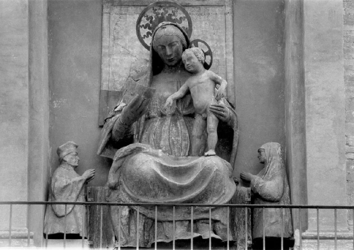 Madonna in trono col bambino e coniugi Fiordibelli (scultura) di Spani Bartolomeo (sec. XVI)