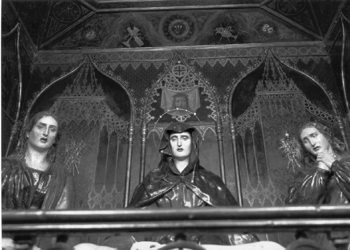 finta architettura con simboli della passione e stemmi (decorazione) - ambito emiliano (inizio sec. XX)