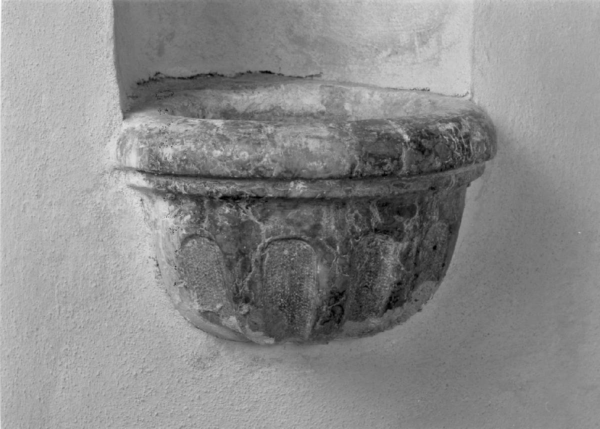 acquasantiera da parete - ambito reggiano (seconda metà sec. XVI)