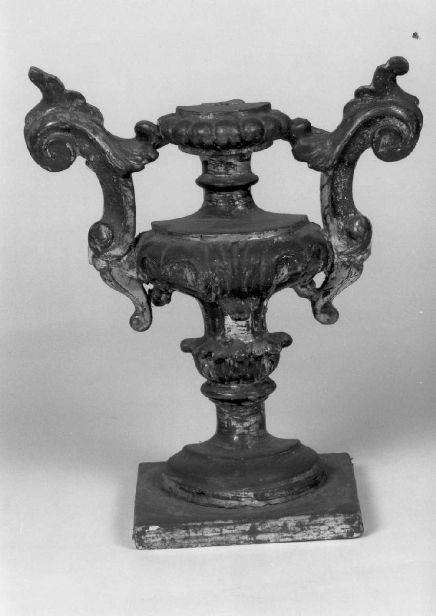 vaso d'altare con composizione floreale, serie - produzione reggiana (sec. XVIII)