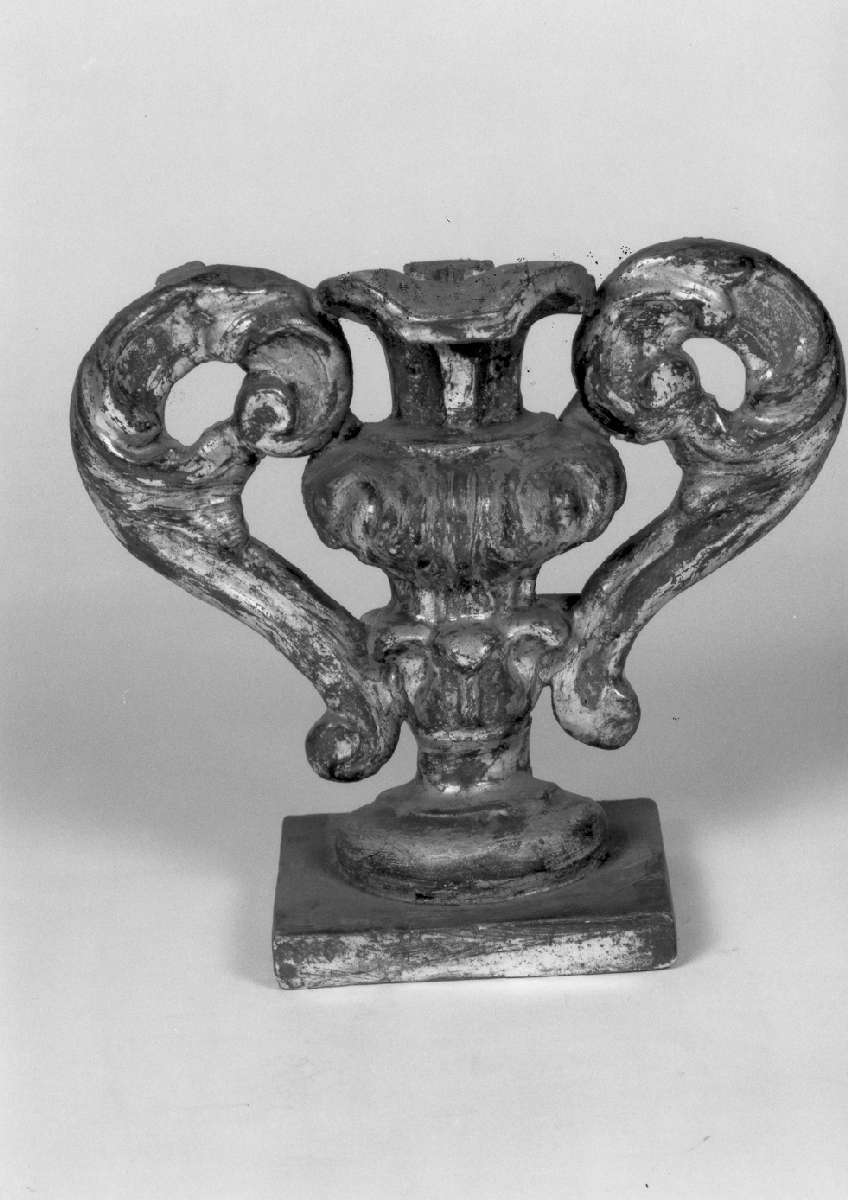 vaso d'altare con composizione floreale, serie - manifattura reggiana (sec. XVIII)