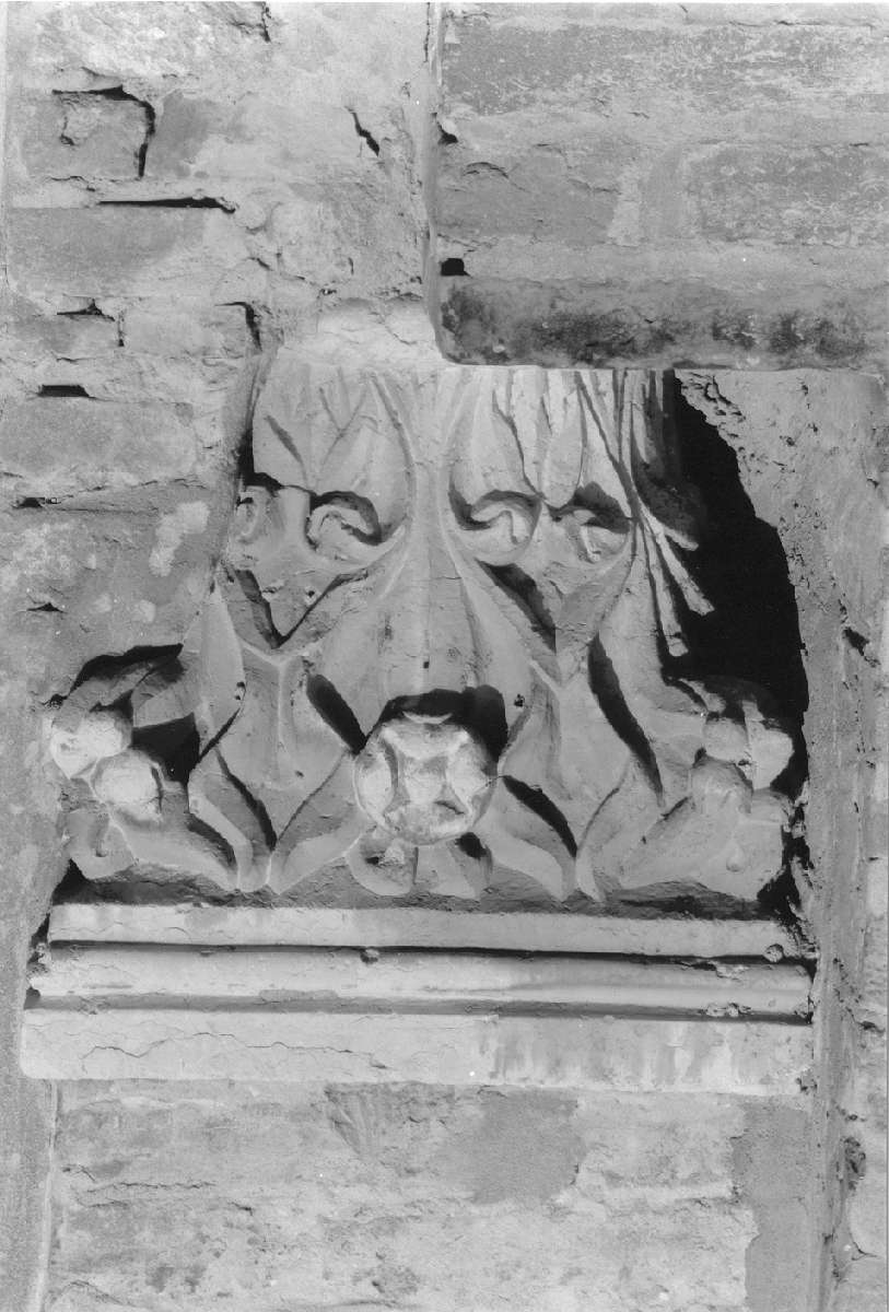 motivo decorativo a volute vegetali (capitello) - ambito emiliano-lombardo (sec. XV)