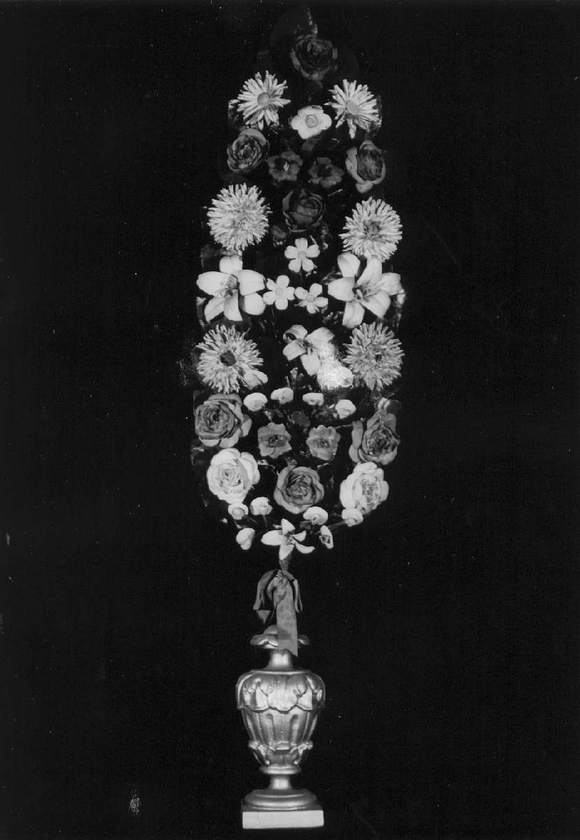 vaso d'altare con composizione floreale, serie - manifattura modenese (sec. XVIII)