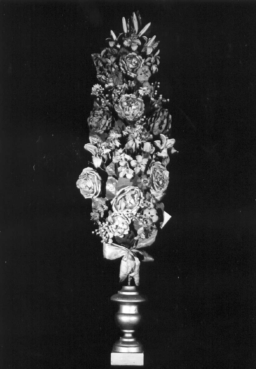 vaso d'altare con composizione floreale, serie - manifattura modenese (sec. XIX)