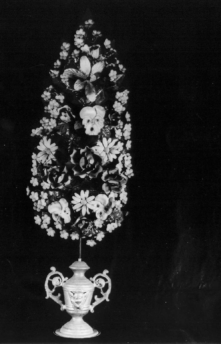 vaso d'altare con composizione floreale, serie - manifattura emiliana (inizio sec. XX)