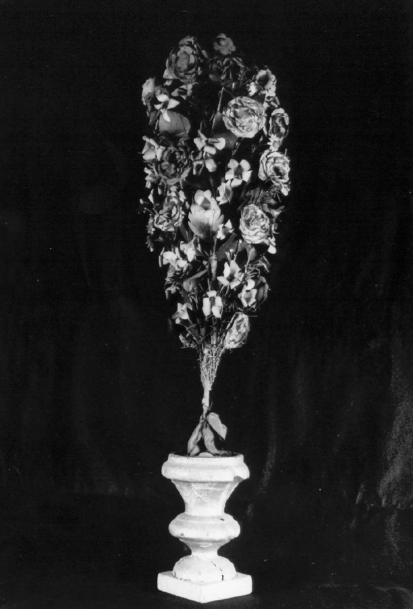 vaso d'altare con composizione floreale, serie - manifattura emiliana (sec. XIX)