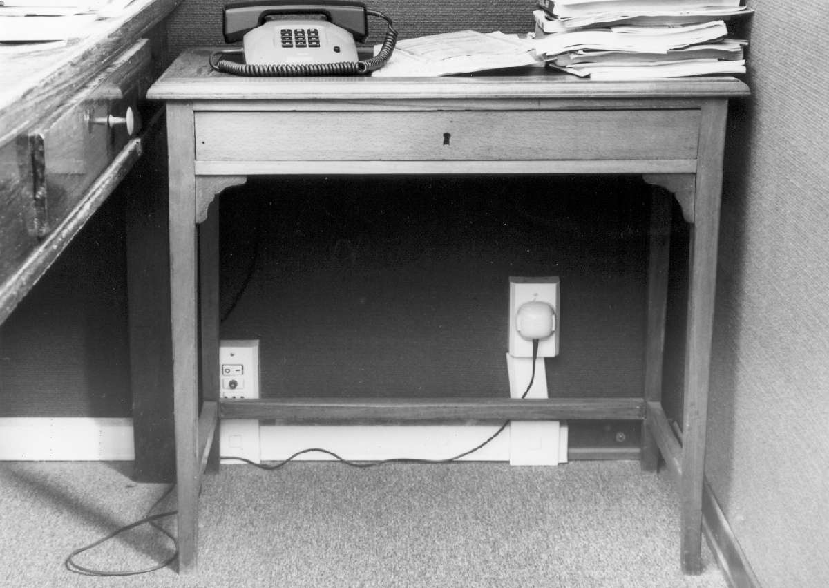 tavolino - manifattura emiliana (primo quarto sec. XX)