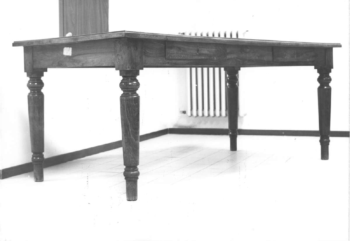 tavolo - manifattura emiliana (primo quarto sec. XX)