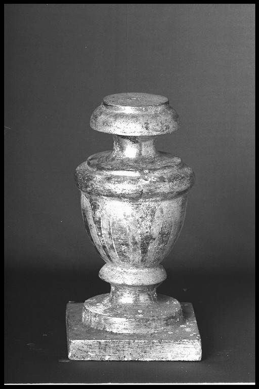 vaso d'altare con composizione floreale, serie - manifattura modenese (seconda metà sec. XIX)