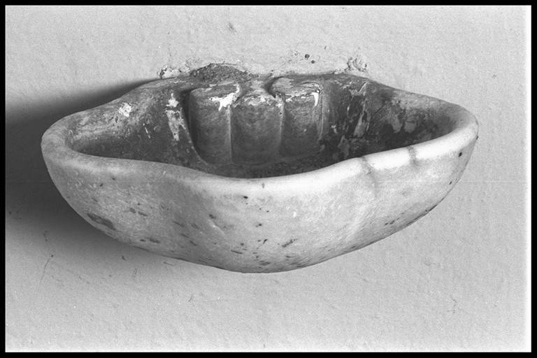 acquasantiera da parete - manifattura tosco-emiliana (sec. XIX)