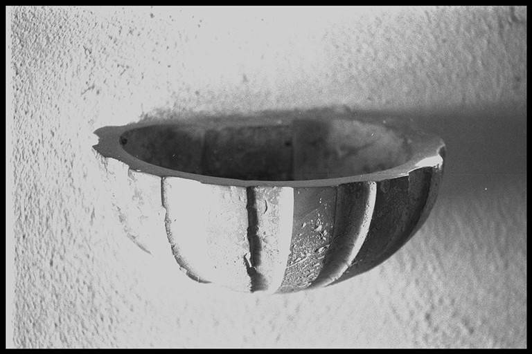 acquasantiera da parete - manifattura modenese (inizio sec. XX)