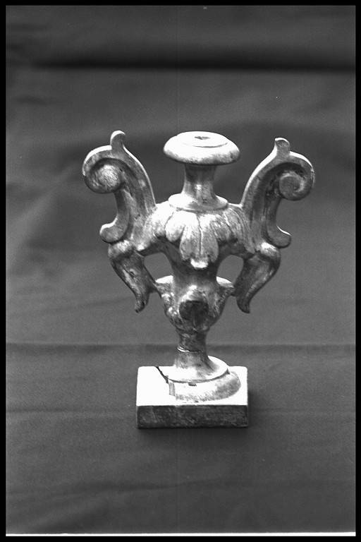 vaso d'altare con composizione floreale, serie - produzione modenese (prima metà sec. XVIII)